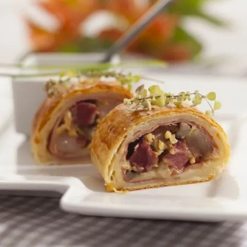 Sonkás-gombás tojással töltött leveles tészta tormamártással recept