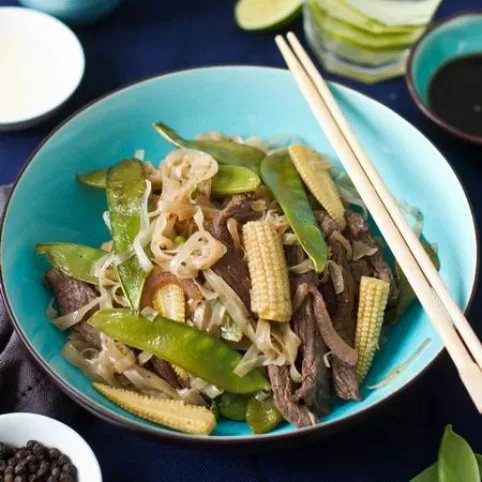 Pirított rizstészta marhahússal és bébizöldségekkel recept