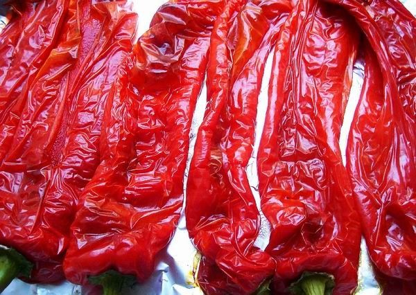 A grillezett paprika fényes héja könnyedén eltávolítható – de hámozás előtt látványnak sem utolsó