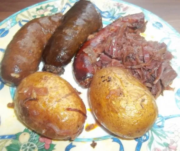 Hurka, kolbász vele sült krumplival, lilakáposztával recept