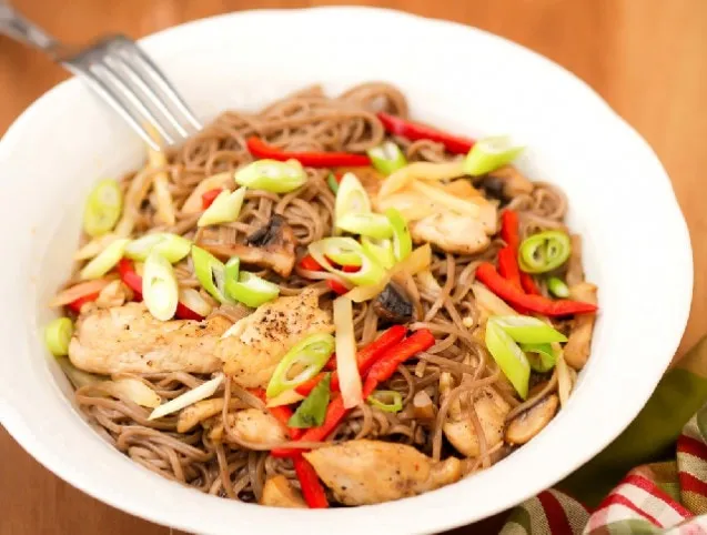 Gombás csirkeragu soba tésztával  recept