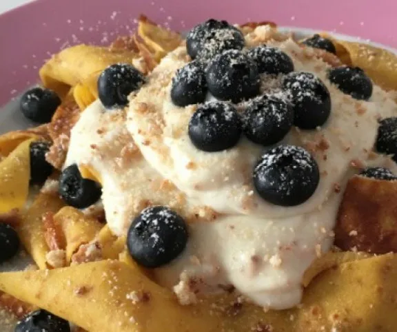 Áfonyás-sajttortás palacsinta recept