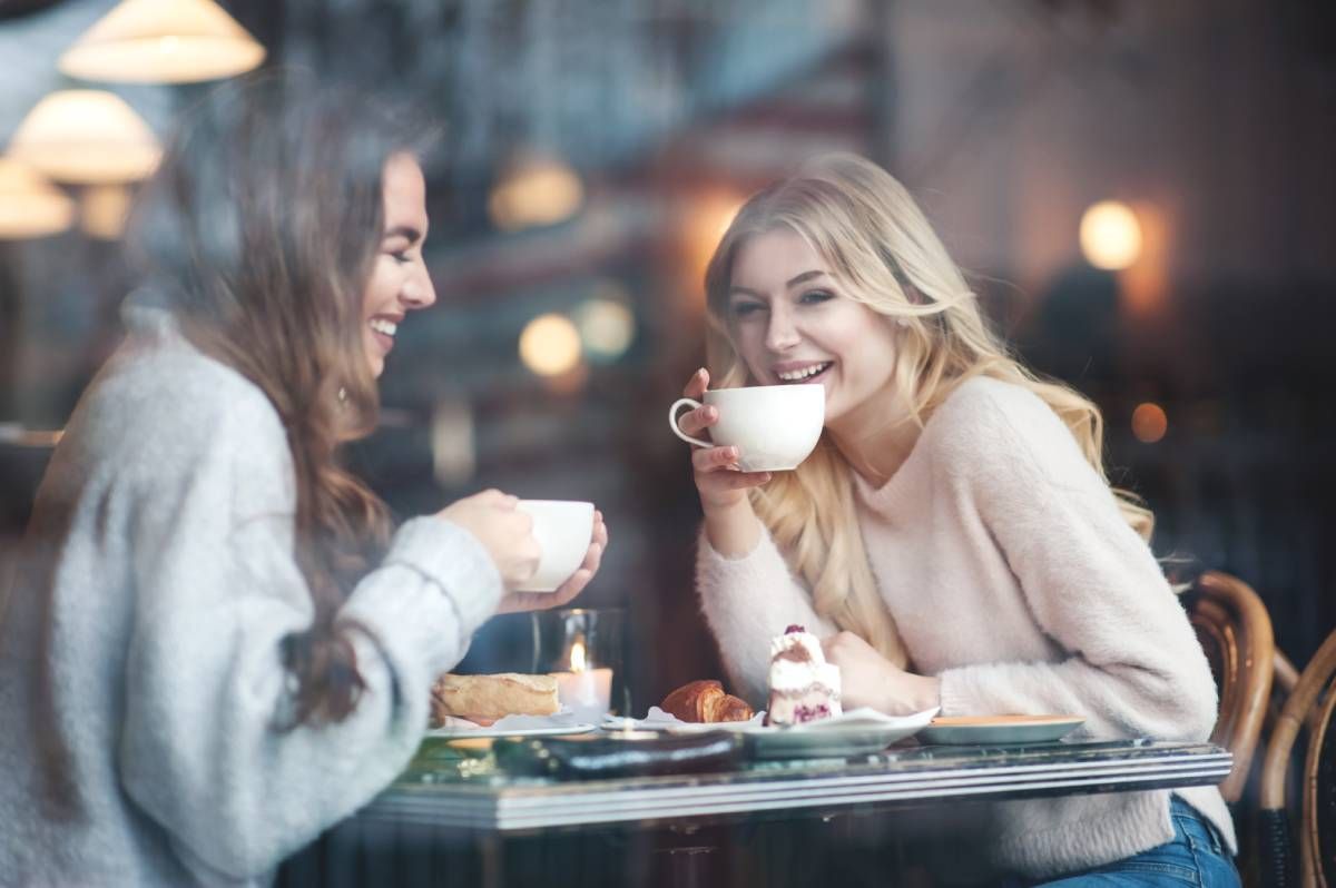 A kávézás több mint egy közös program / Fotó: Shutterstock