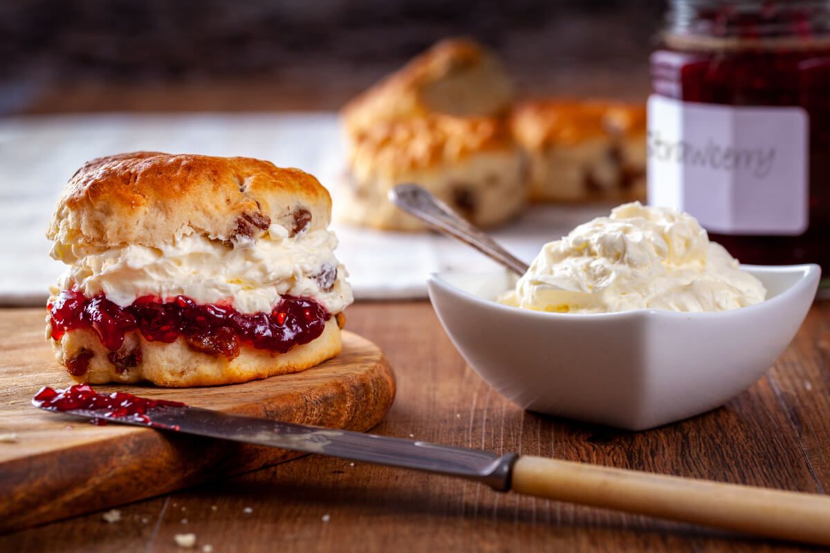 Jamie Oliver csodálatosan finom scone receptjét érdemes elkészíteni (Shutterstock)