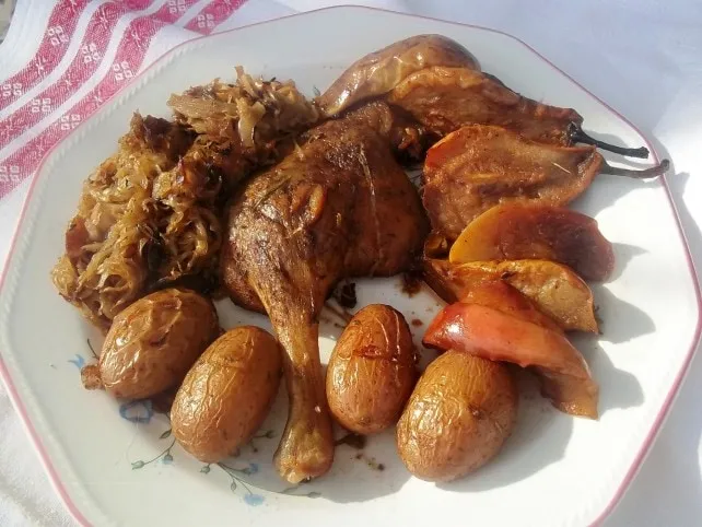 Brandys karamellizált gyümölccsel tálalt libacomb, fehérboros savanyított káposztával recept