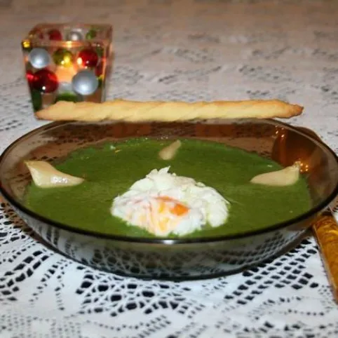 Spenótkrémleves bevert tojással, fokhagymával és juhtúrós rúddal recept