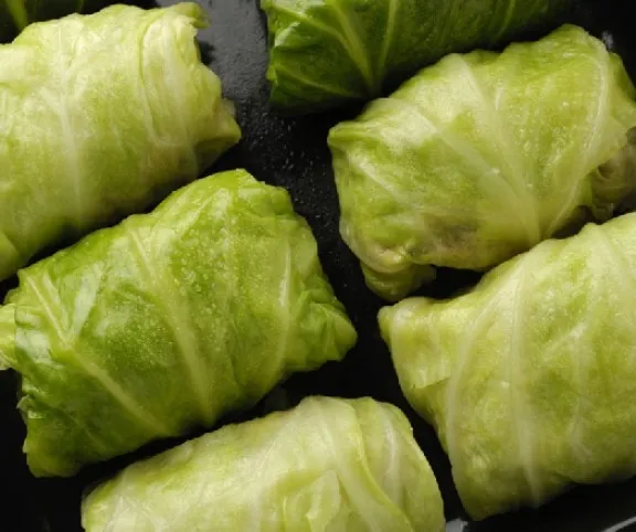 Sonkával és szalonnával töltött káposztalevelek recept