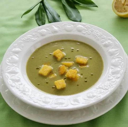 Zöldborsós medvehagyma-krémleves polentával recept