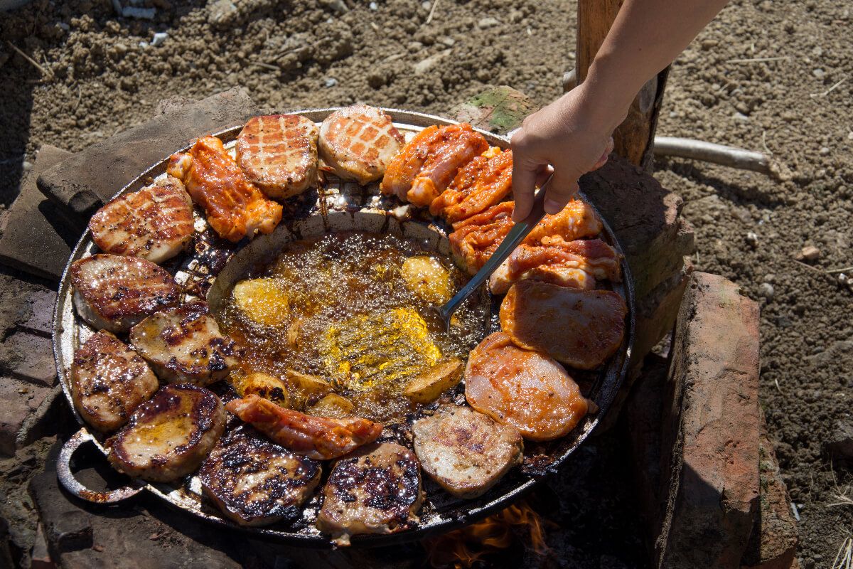 A különböző hőfoknak köszönhetően a tárcsán akár többféle ételt is süthetünk egyszerre (Shutterstock)