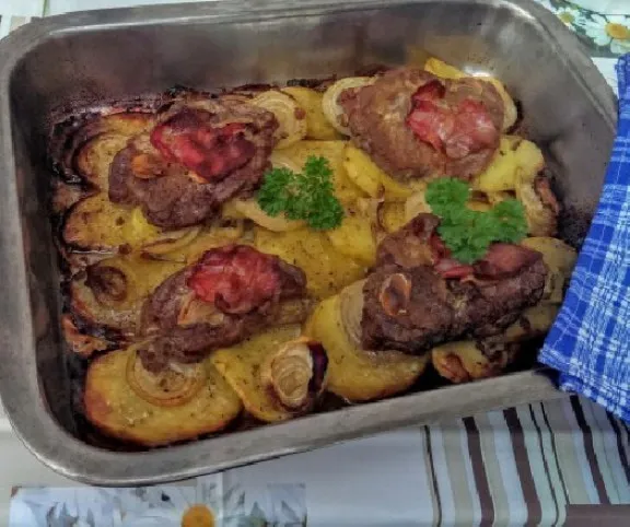 Tepsis-mustáros tarja hagymával és burgonyával recept