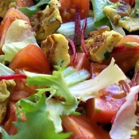Gazdag tavaszi saláta omlettkockákkal recept