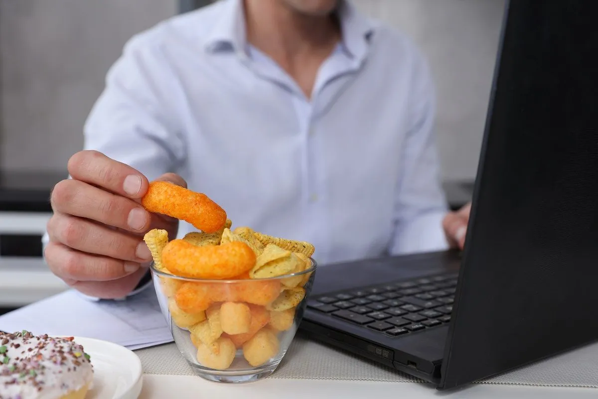 A stresszevés elkerülhető, ha napi ötször eszünk, de cseréljük le a nassokat egészséges változatokra /Fotó: Shutterstock