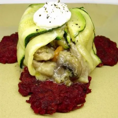 Cukkiniben tálalt boros nyúlragu céklás minitócsnival recept