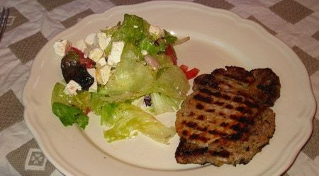 Grillezett tarja, feta saláta