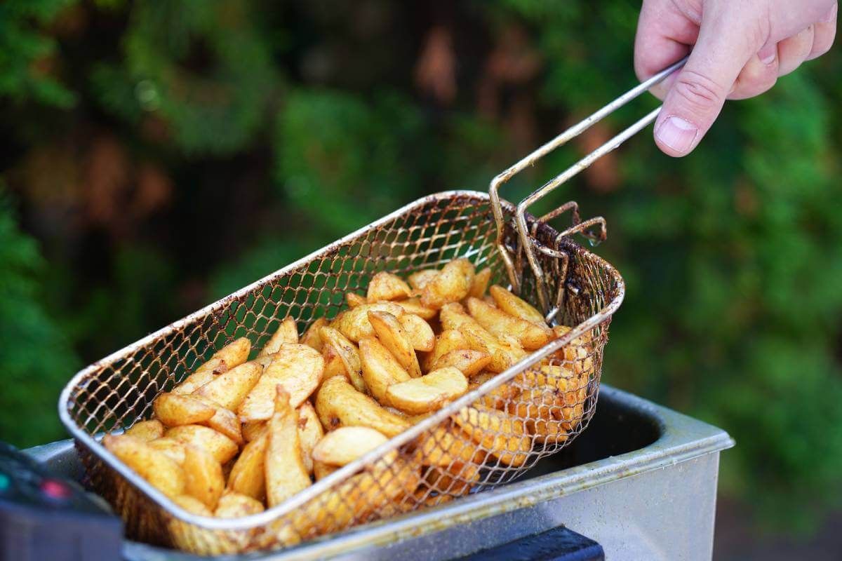 A ropogós sült burgonya nem csak a hús mellé jó, nasinak is kínálhatjuk (Fotó: Shutterstock)