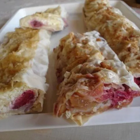 Cseresznyés-meggyes és túrós-epres rétes recept