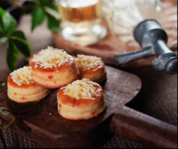 Sajtcsúcsos töltött pogácsa recept