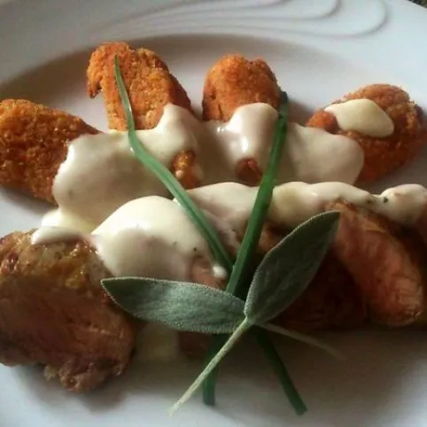 Szűzérmék rózsaborssal, zsályás sajtmártással és karfiolpuffanccsal recept