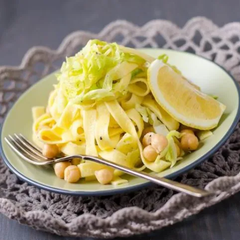 Kelkáposztás-csicseriborsós tagliatelle recept
