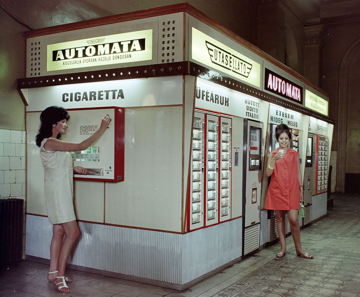 1969: Keleti pályaudvar, az Utasellátó Vállalat ital és étel automatája a csarnokban /Fotó: Fortepan - Főfotó