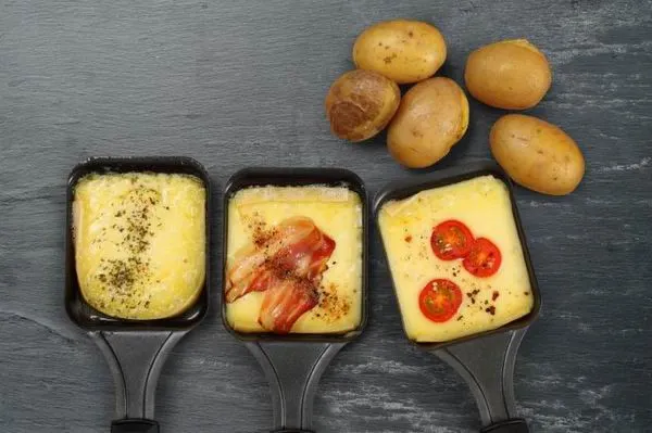 A raclette igazi téli, társasági étel: mindenki magának süti, ahogy ő szereti