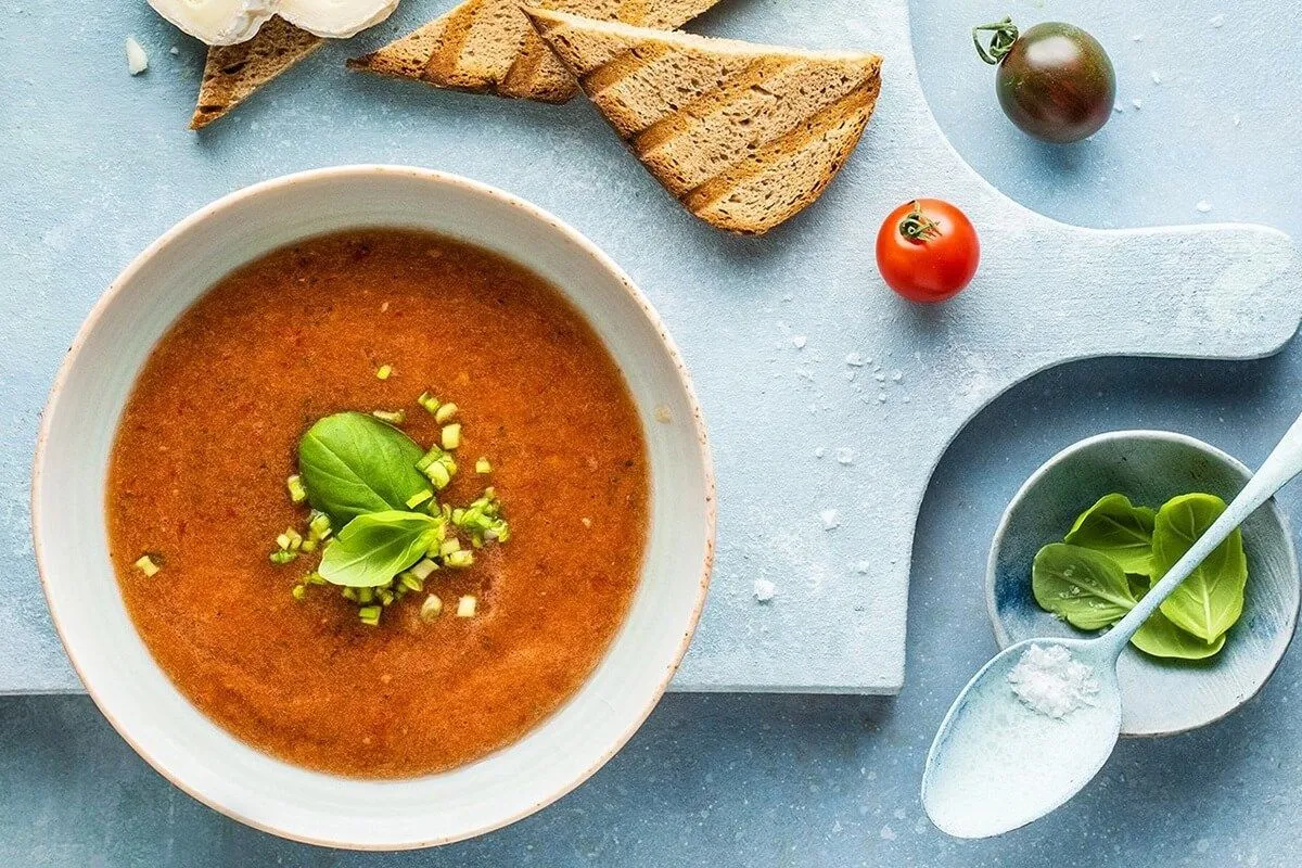 Bazsalikomos dinnyegazpacho kecskesajttal recept