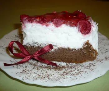 Tejszínes málnás torta
