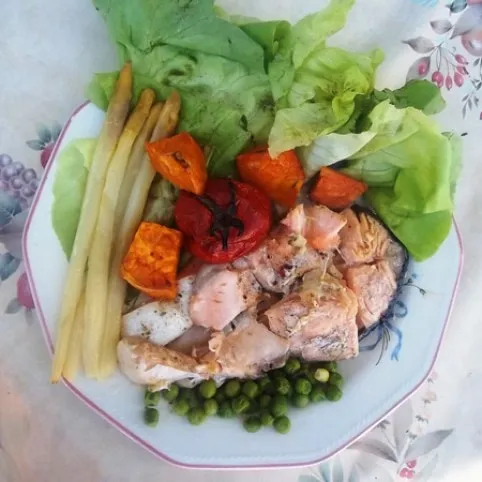Sült lazac batátával, paradicsommal, spárgával és zöldborsóval recept