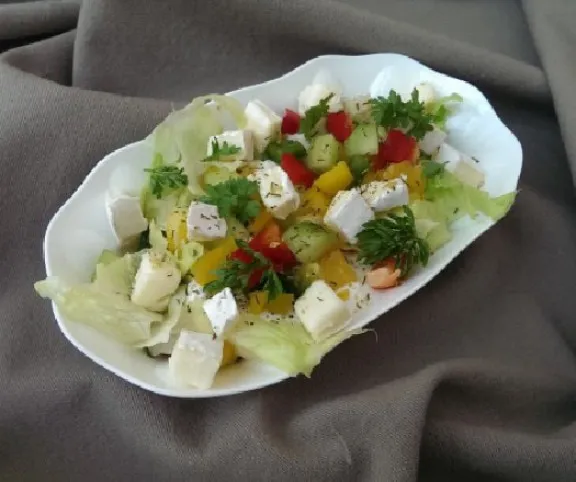 Színes vitaminsaláta camembert sajttal recept