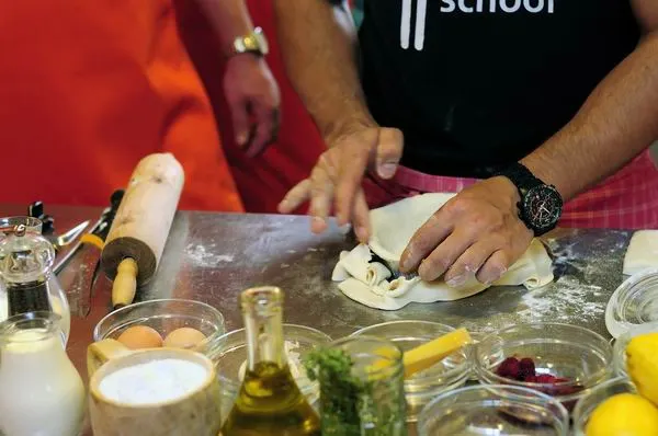 Készül a quiche: így kell ügyesen kibélelni tésztával a formát