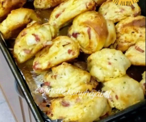 Sajtos-sonkás csiga házi fűszervajjal recept