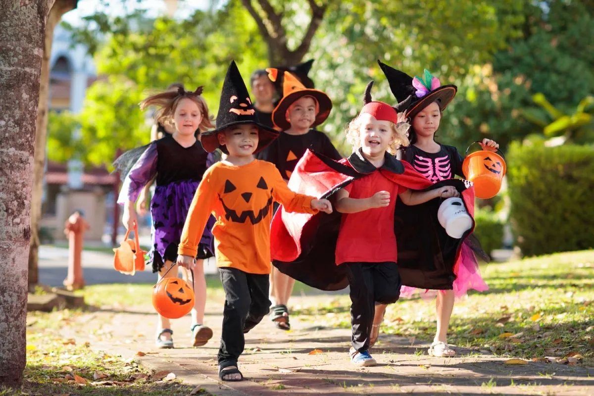 A gyerekek jelmezbe öltözve gyűjtenek csokit és cukorkát / Fotó: Shutterstock