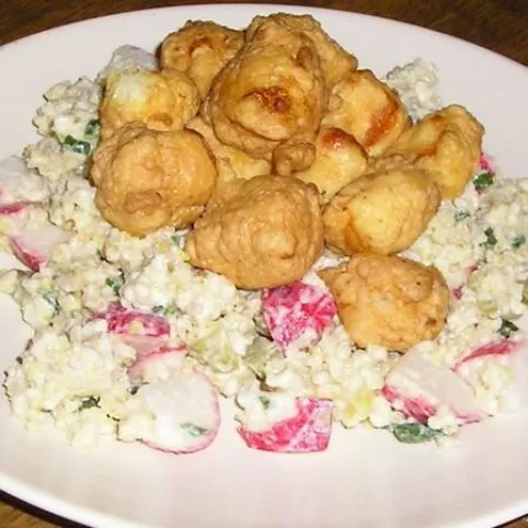 Kölessaláta retekkel és bundás sajtkockákkal recept