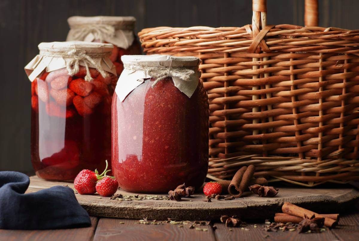 Ha szeretnéd egész télen át élvezni a befőttek, lekvárok adta örömöket, a legfontosabb, hogy megfelelő helyen tárold az üvegeket! / Fotó: Shutterstock