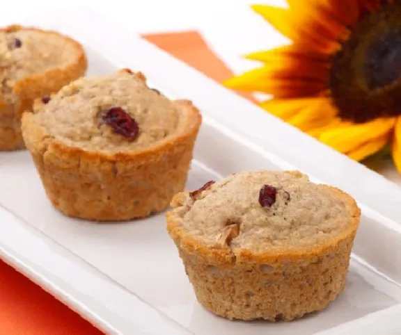 Diós-cukkinis muffin vörös áfonyával recept