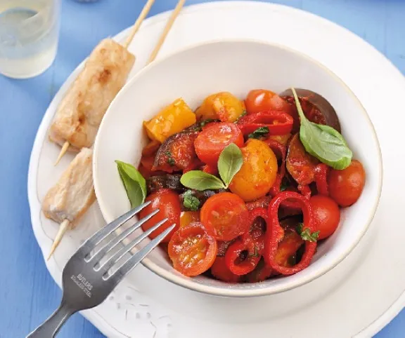 Mediterrán zöldségragu csirkenyárssal recept