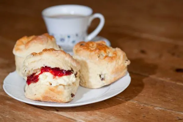 Uzsonnára scone lekvárral és teával