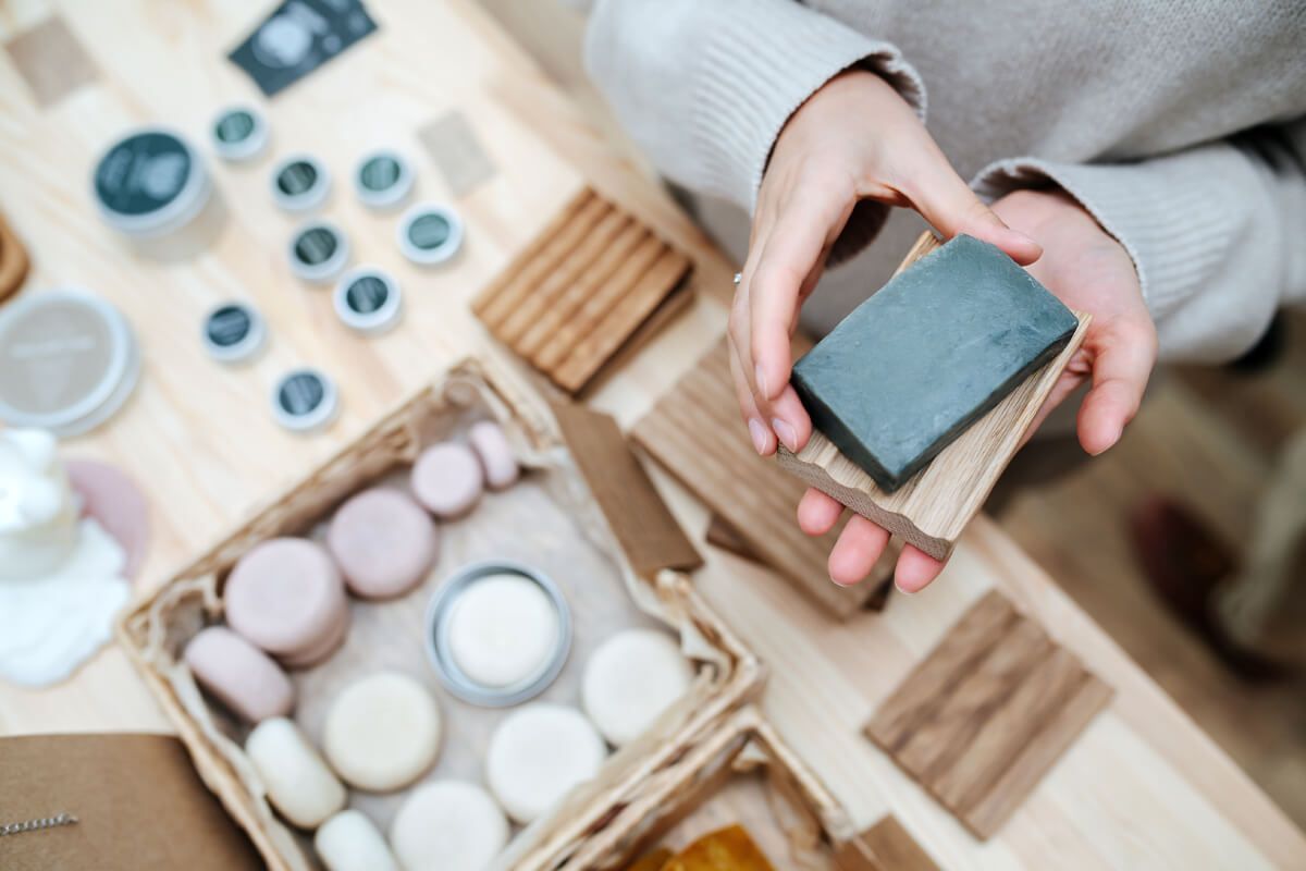 Ha tehetjük, válasszuk a vegyi anyagoktól mentes, természetes összetevőkből álló tisztálkodószereket (Fotó: Shutterstock)