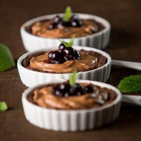 Áfonyás-csokoládés mini torták recept