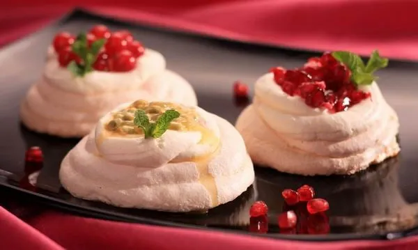 Mini Pavlova tortácskák ribizlivel, maracujával és gránátalmával