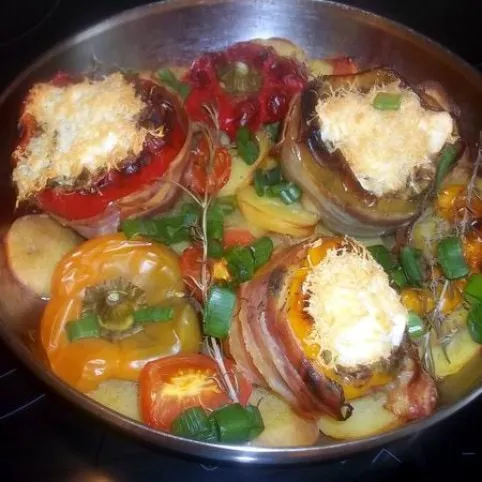 Májas-tojásos sült töltött paprika recept