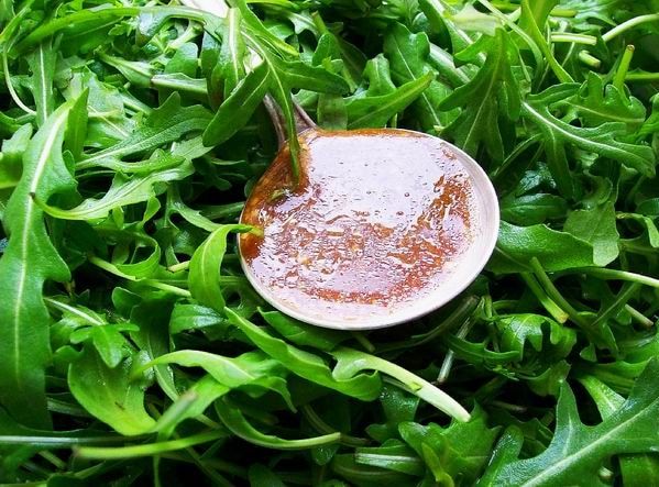 A tavaszváró zöld: friss rucola dresszinggel