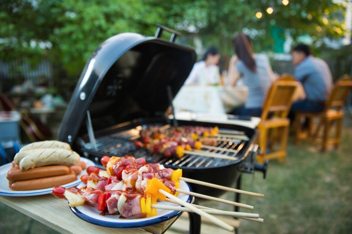 A tökéletes grillpartihoz tudatosan kell kiválasztani a megfelelő sütögetőt (Fotó: Shutterstock)