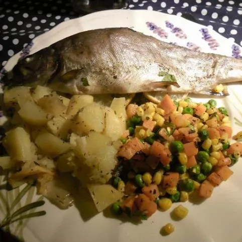 Zöldfűszeres pisztráng hagymás-tepsis krumplival, vajon párolt zöldségekkel recept