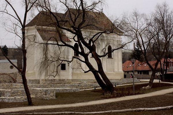 Kolostor park és a templom