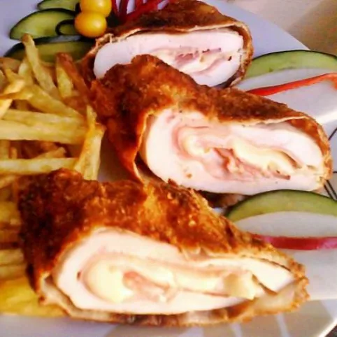 Sajttal és sonkával töltött csirkemell recept