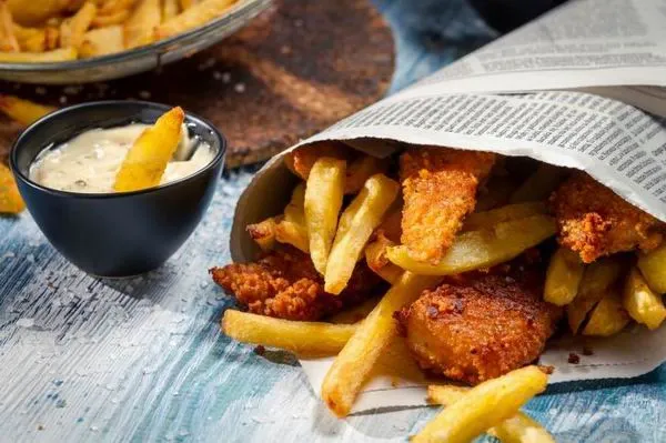 Fish & Chips - papírtölcsérből igazi a bundás hal és a sült krumpli