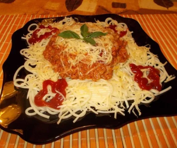 Bolognai spagetti kétféle húsból recept