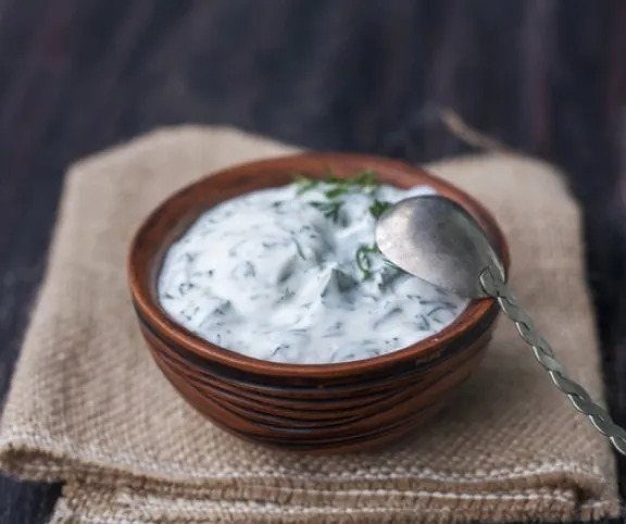 Hagymás-tejfölös mártogatós recept