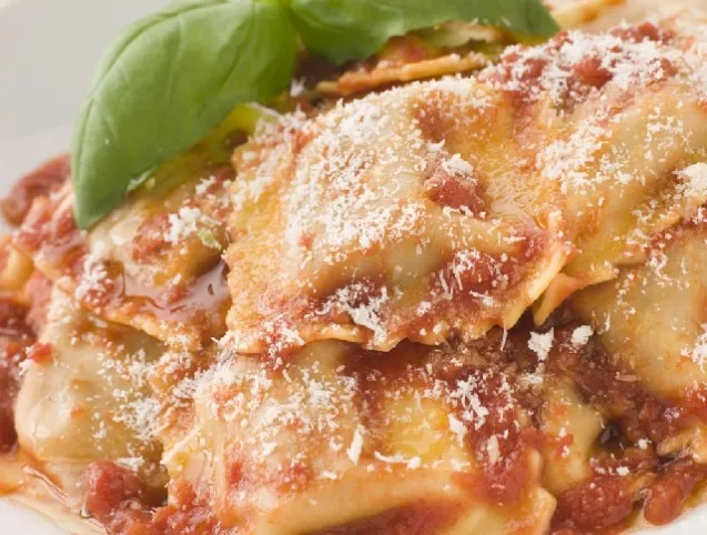 Töltött tészta paradicsommártásban (házi ravioli) recept